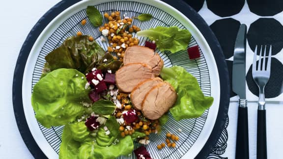 Salade de tiède de porc aux lentilles, feta, menthe et betteraves