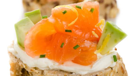 Croûtons grillés au saumon fumé, chèvre et avocat