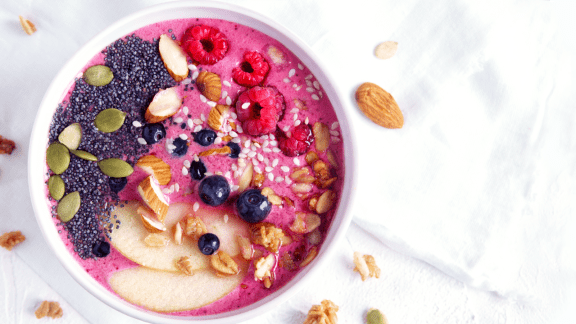 Bol de smoothie déjeuner aux framboises