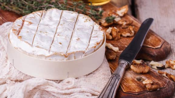 Brie coulant au pesto et aux noix