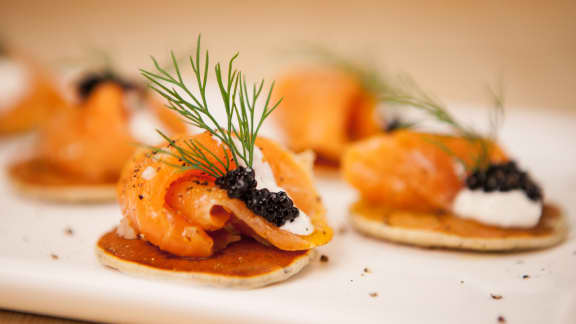 Canapés de saumon fumé sur blinis à l’aneth