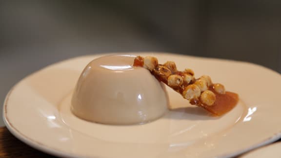 Panna cotta à l'espresso et croquant cannelle-noisette