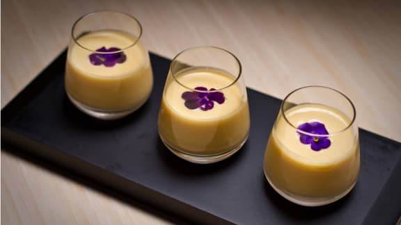 Panna cotta au chocolat blanc, à la mangue et aux fleurs de violette