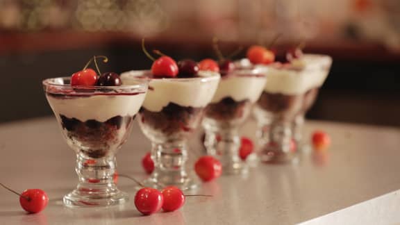 Gâteau au fromage, brownies et cerises chanceuses