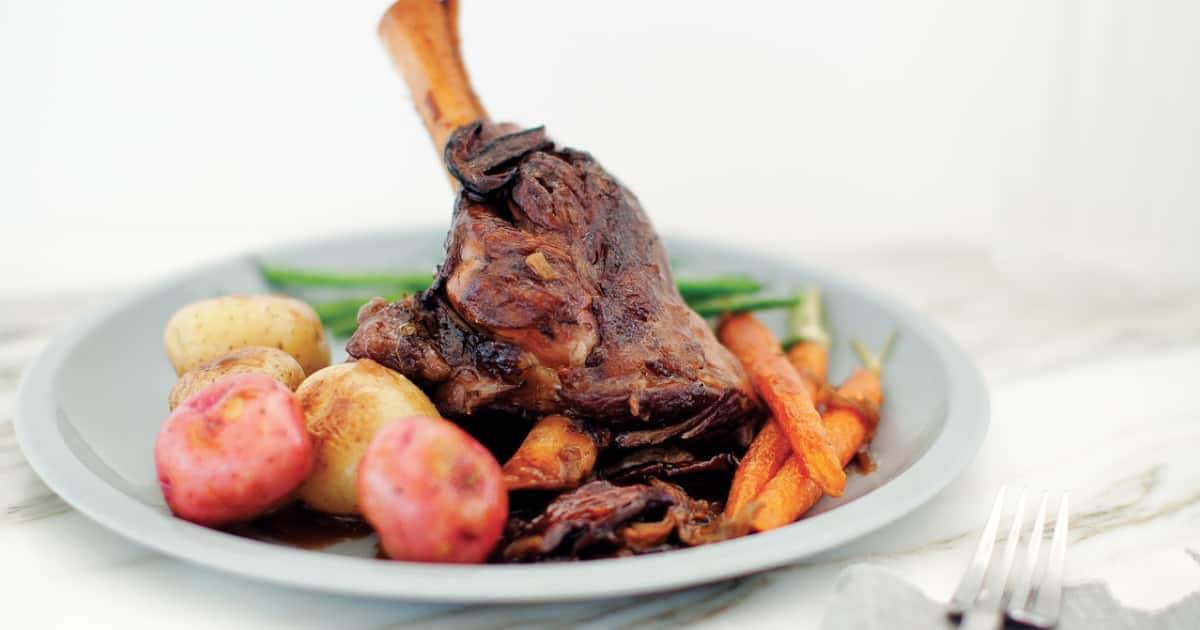 Jarret d'agneau du Québec braisé aux cèpres et à la crème de cassis Zeste