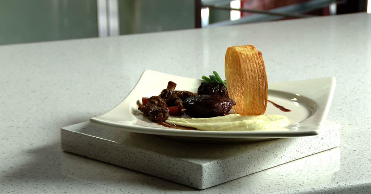 Joue de veau de lait braisée au vin rouge et boudin rôti-image