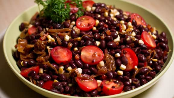 salade vite faite aux haricots noirs et aux oignons caramélisés