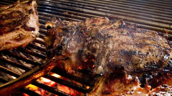 côtelettes de veau grillées sur feu de bois