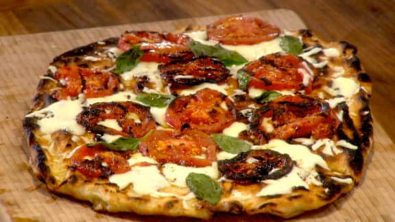 pizza grillée aux tomates, au fromage et au basilic