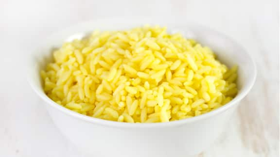 Plat De Riz Jaune - Une Portion De Riz Jaune Cuit Servi Avec Des