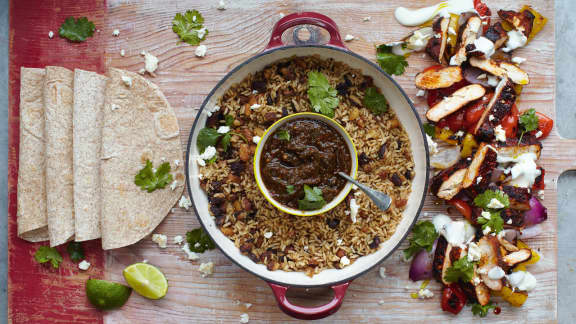 fajitas brûlantes au poulet, poivrons grillés, salsa, riz et haricots