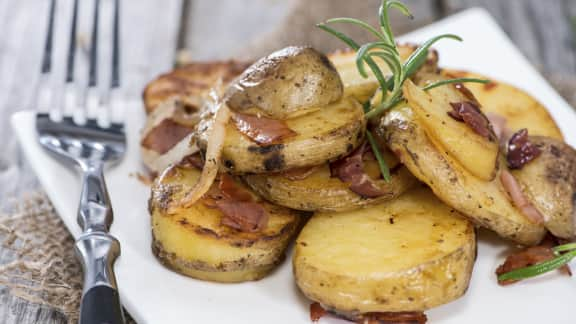 pommes de terre rôties aux oignons, au romarin et à la pancetta