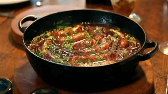 pot-au feu de saucisses et d'oignons caramélisés