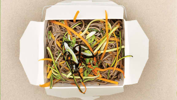 salade de pâtes soba, carottes et courgette