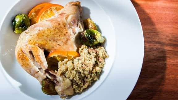 cuisses de poulet mijotées à l’orange et à la coriandre, quinoa au tempeh fumé - Version allégée