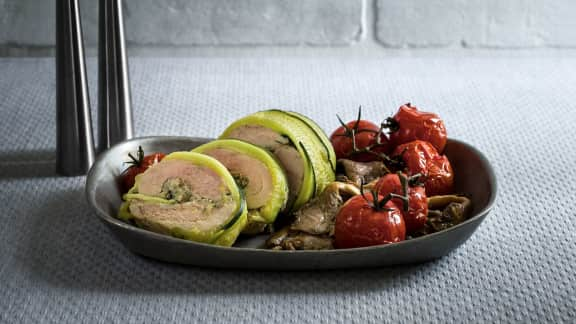 ballottine de volaille, tomates confites et poêlée de champignons