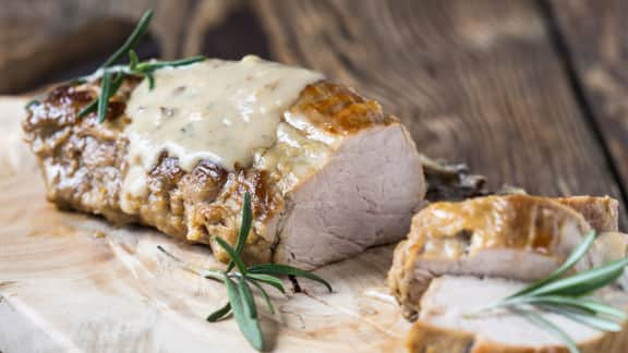 filet de porc avec sauce aux champignons et oignons