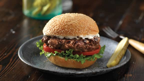 burgers juteux à l'oignon et à l'ail