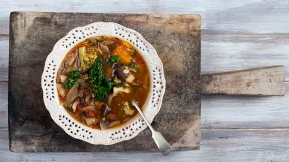 soupe réconfortante au chou frisé et aux lentilles