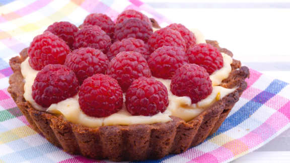 tartelette crémeuse aux bleuets, crème chiboust et framboises