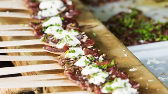 gravlax de boeuf à la truffe, crème fraîche et raifort