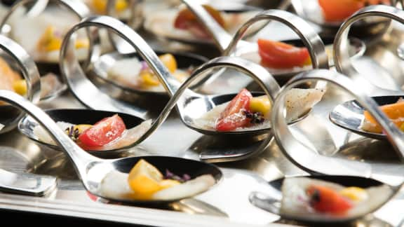 bouillon de coco et sapin, carpaccio de cobia, glaçon d’eucalyptus et fleur d’oranger