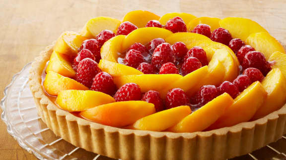 tarte aux pêches et aux framboises avec fond de crème pâtissière