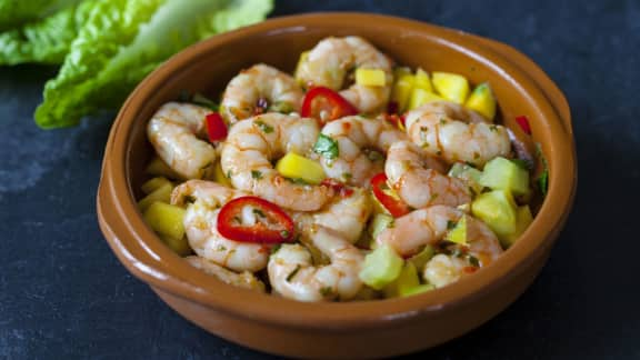 salsa aux fruits exotiques et aux crevettes fraîches