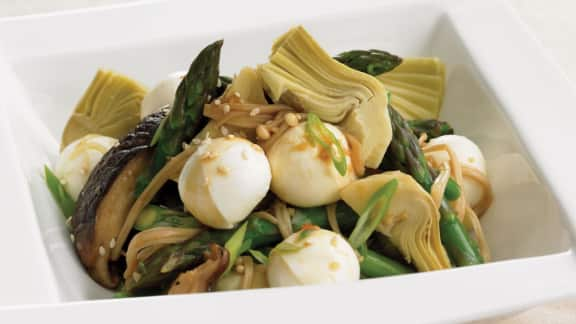 salade de champignons asiatiques, d'artichauts et d'asperges