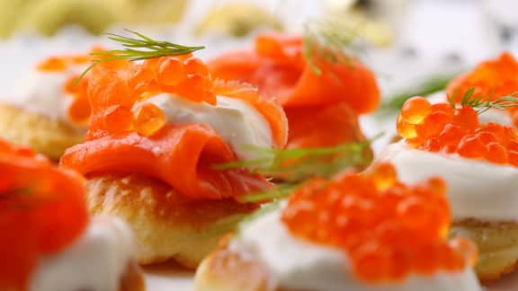 canapés de truite fumée aux pommes et au caviar de saumon