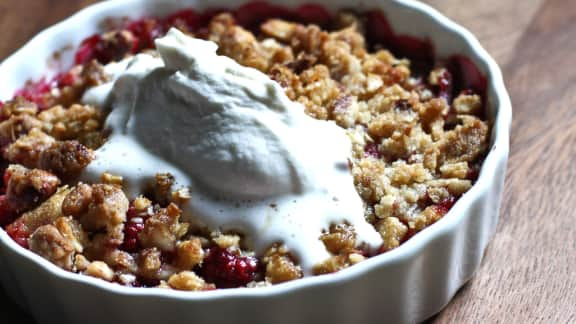 crumble aux framboises et crème chantilly