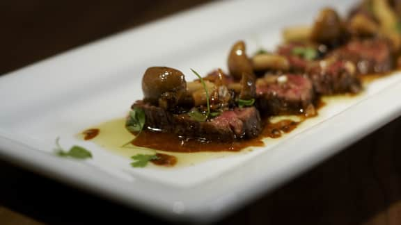 calotte de boeuf parfumée aux golden enokis et à la miette de truffe