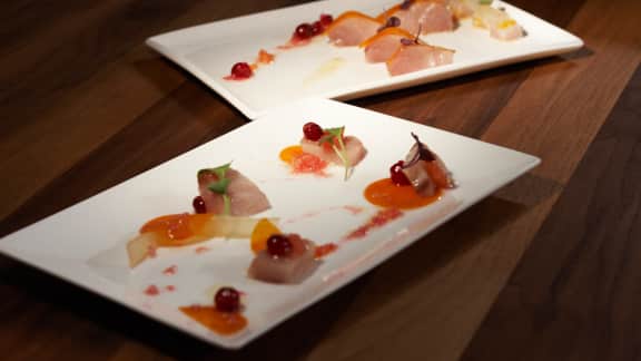 sashimi de thon à queue jaune, marinade aux canneberges et carpaccio de courge musquée