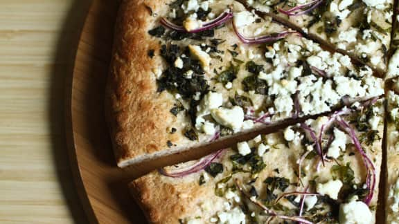 pizza à l'ail, au féta et aux herbes fraîches