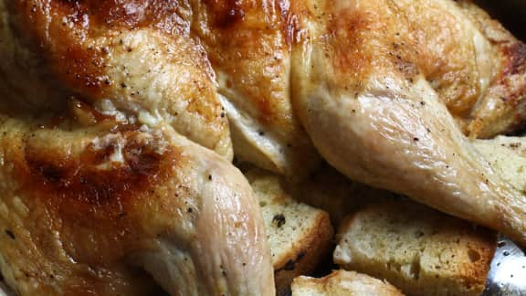 poulet rôti sur croûte de pain