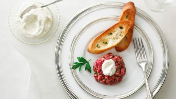 tartare de boeuf et sa crème fouettée au raifort