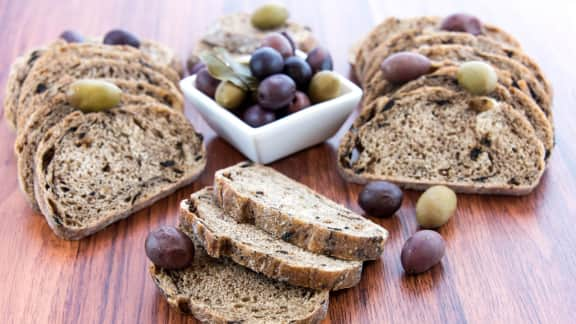 pain aux olives, chèvre, basilic et pignons