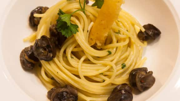 spaghettinis aux escargots à l'ail et à la bière