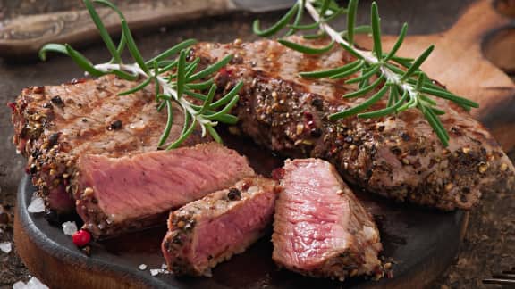 faux-filet grillé et salade d’oignons crus de Gary