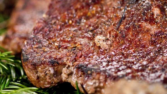 steak grillé sur branches de sapin