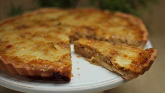 tarte à la bière, aux oignons et au cheddar