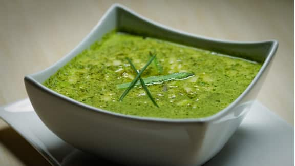 soupe de cresson et sa garniture d'asperges aux pommes