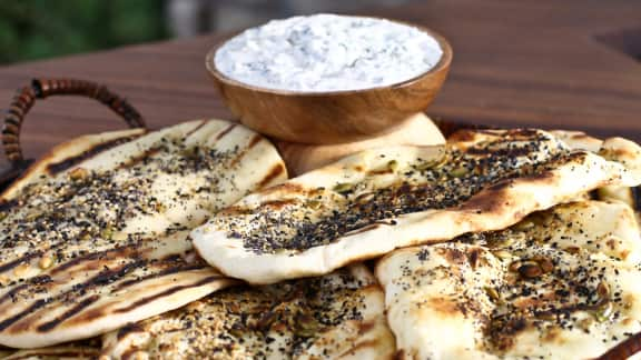 pain naan croustillant aux graines de citrouille, de pavot et de nigelle