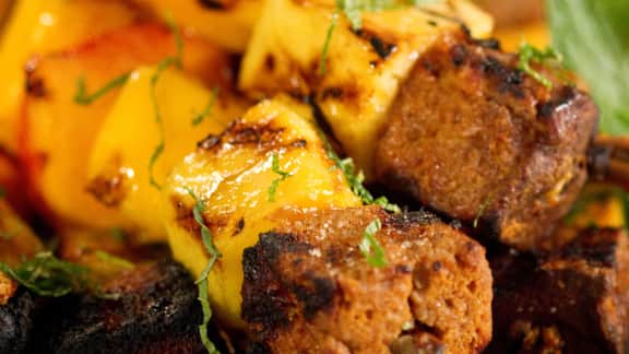 brochettes de fruits sur bâtons de cannelle