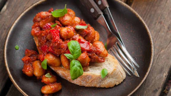 bruschetta à la tomate et aux haricots blancs