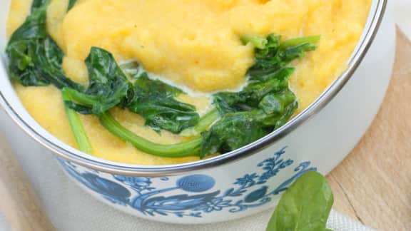 polenta florentine, épinards sautés et œufs pochés