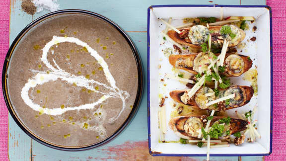 soupe aux champignons, croûtons au stilton, pommes et noix