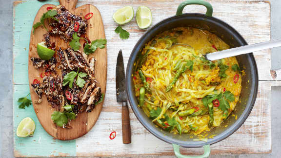 laksa thaï au poulet, nouilles et bouillon de courge épicé