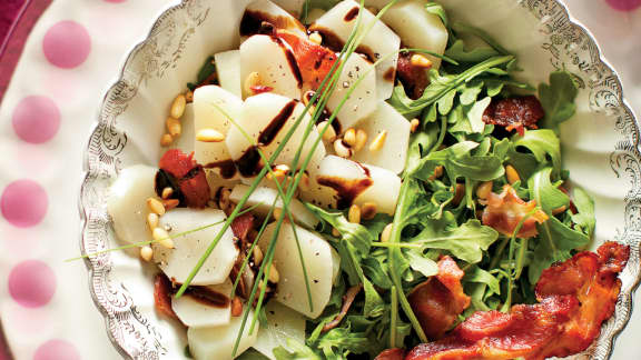 salade de topinambours et de pignons grillés, sur lit de roquette