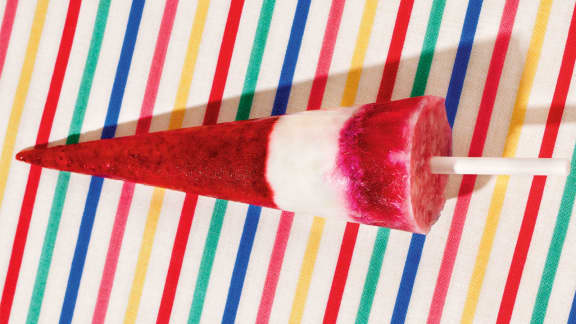 popsicles fraises, yogourt et crème de cassis